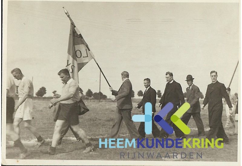 1948 Opening terrein Eltenseweg met wethouder Hendriks en spelers C.Kuppens en W.Meijer jongste spelers L.Boys. (3)